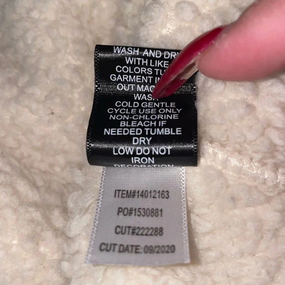 TORRID Faux Fur Sherpa Zip Up Jacket Cream Red Chevron Size 1X - Picture 16 of 16